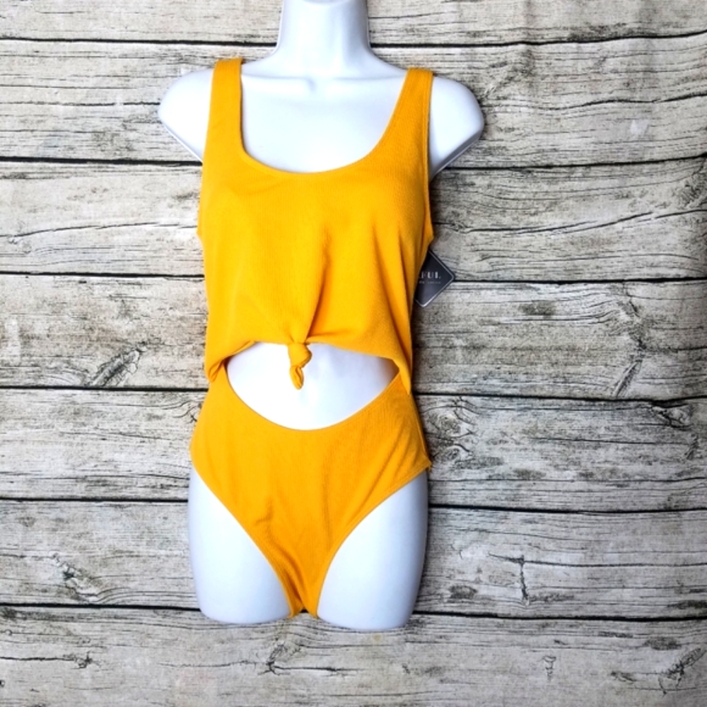 Zaful Women Yellow Bodysuit Size 4.Pit to pit approx:  14 inches Right should